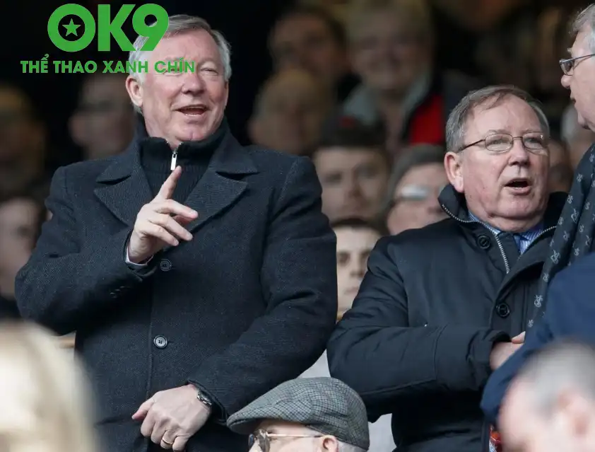 Martin Ferguson (bên phải), em trai của Ferguson hiện đang mắc chứng sa sút trí tuệ, và Sir Alex lo rằng mình cũng sẽ bị tương tự (Ảnh: The Sun).