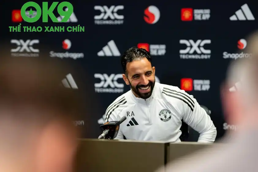 HLV Ruben Amorim chắc chắn phải bổ sung trung vệ trong thời gian tới (Ảnh: BBC)